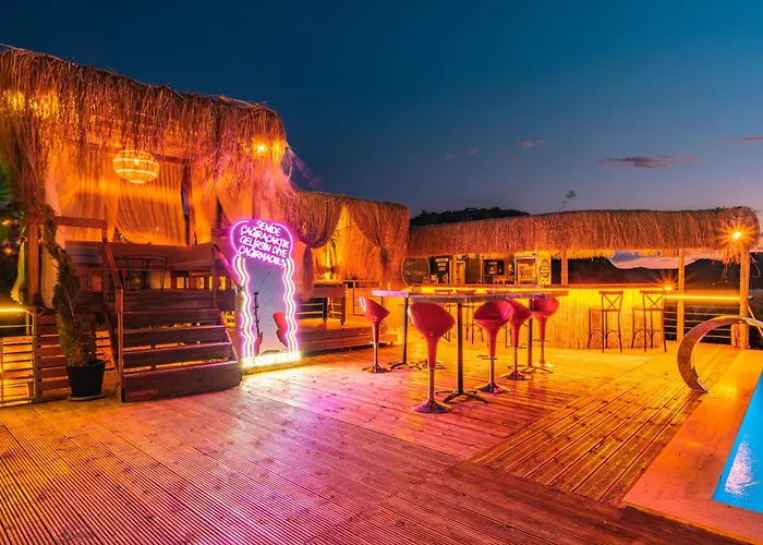 The Luxury Shelters בית הארחה